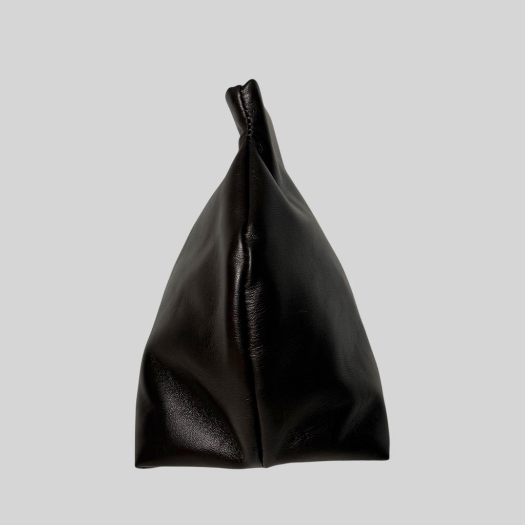 Pochette CORI.MY DREAM PLAN DO! nera in morbida pelle con design scultoreo minimalista e chiusura discreta